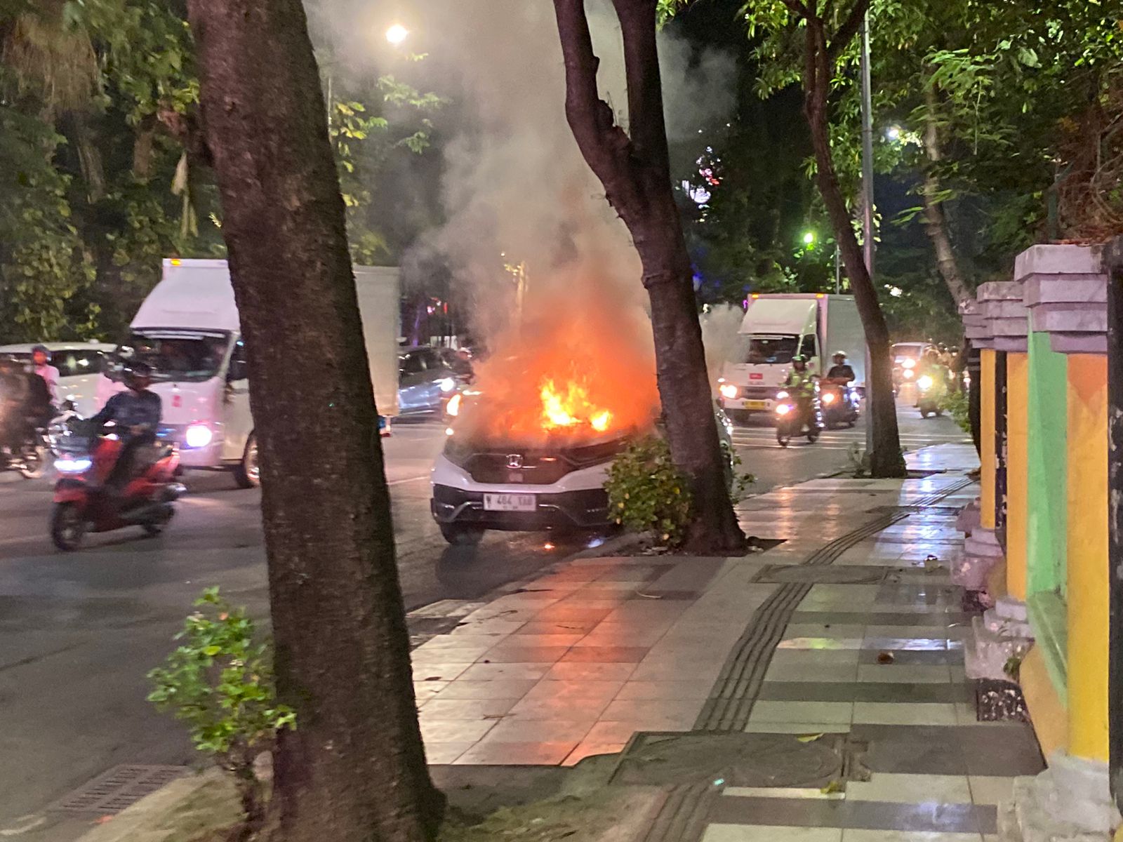 Lampu Depan Dimodifikasi, CRV Terbakar di Setail