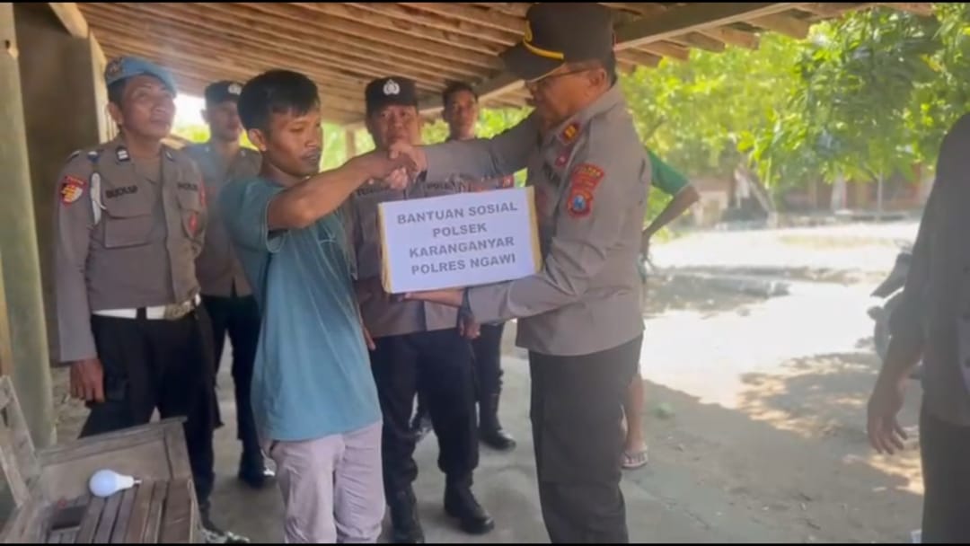 Polisi Ngawi Beri Bantuan Sembako kepada Warga Karanganyar
