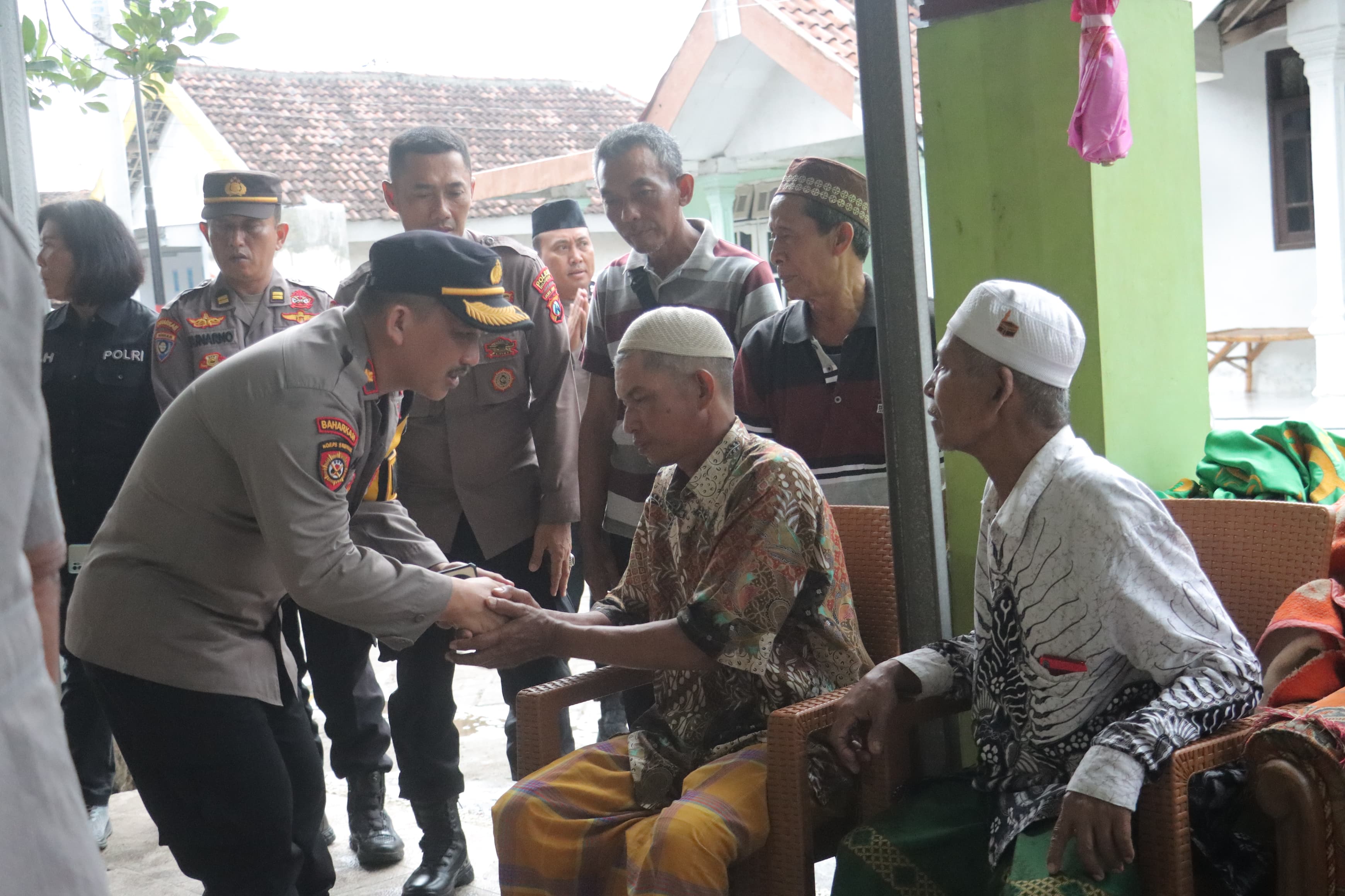 Polres Mojokerto Beri Santunan Duka kepada Korban Ledakan Rumah Anggota Polisi di Puri