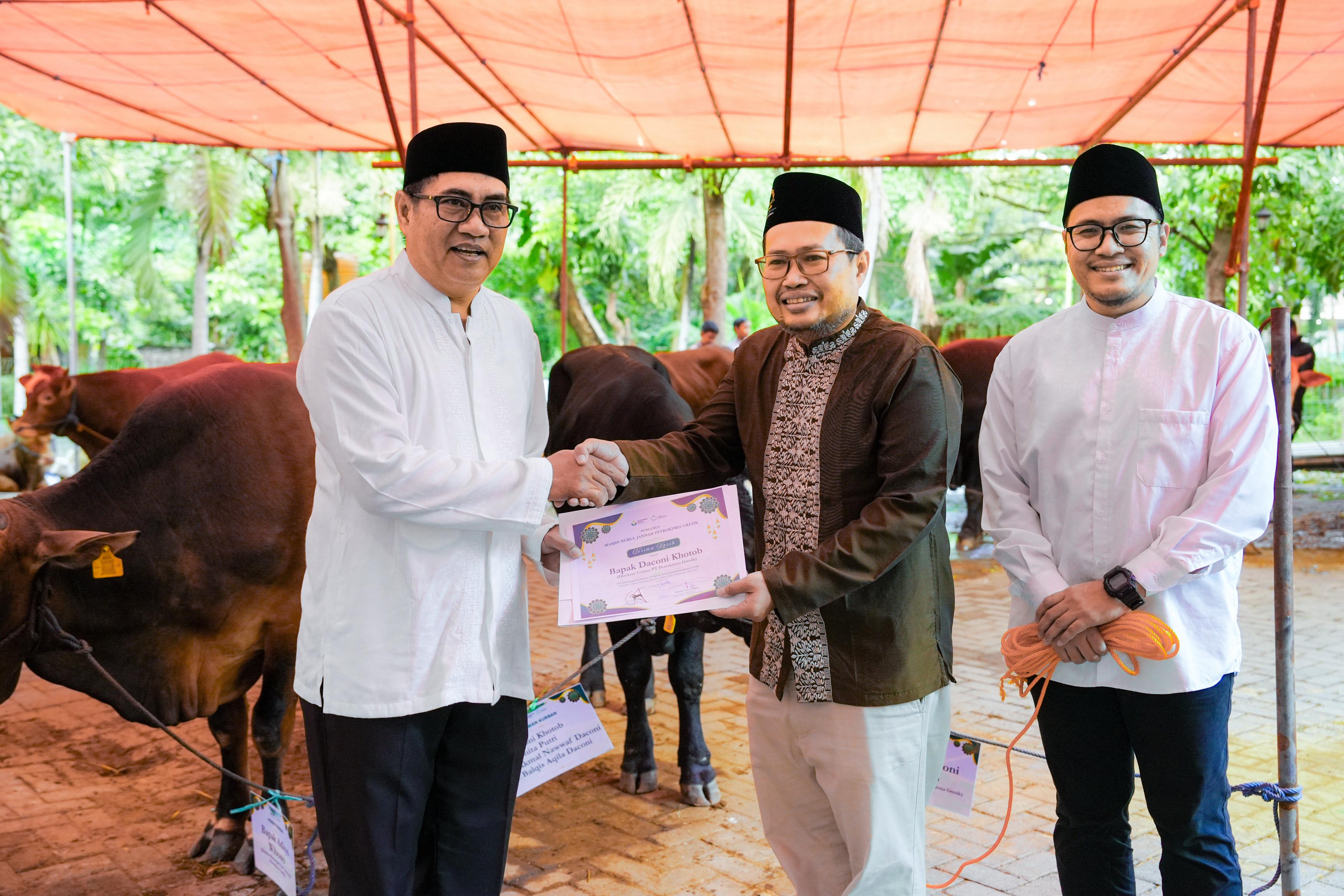 Petrokimia Gresik Salurkan 40 Sapi dan 147 Kambing untuk Masyarakat