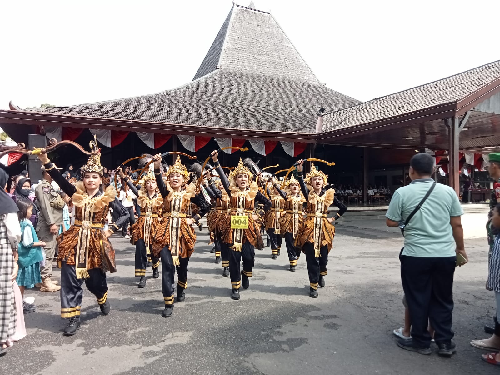 Semarakkan Hari Jadi Ke-819 Kabupaten Tulungagung, 81 Tim Ikuti Gerak Jalan Kreasi Ketandan