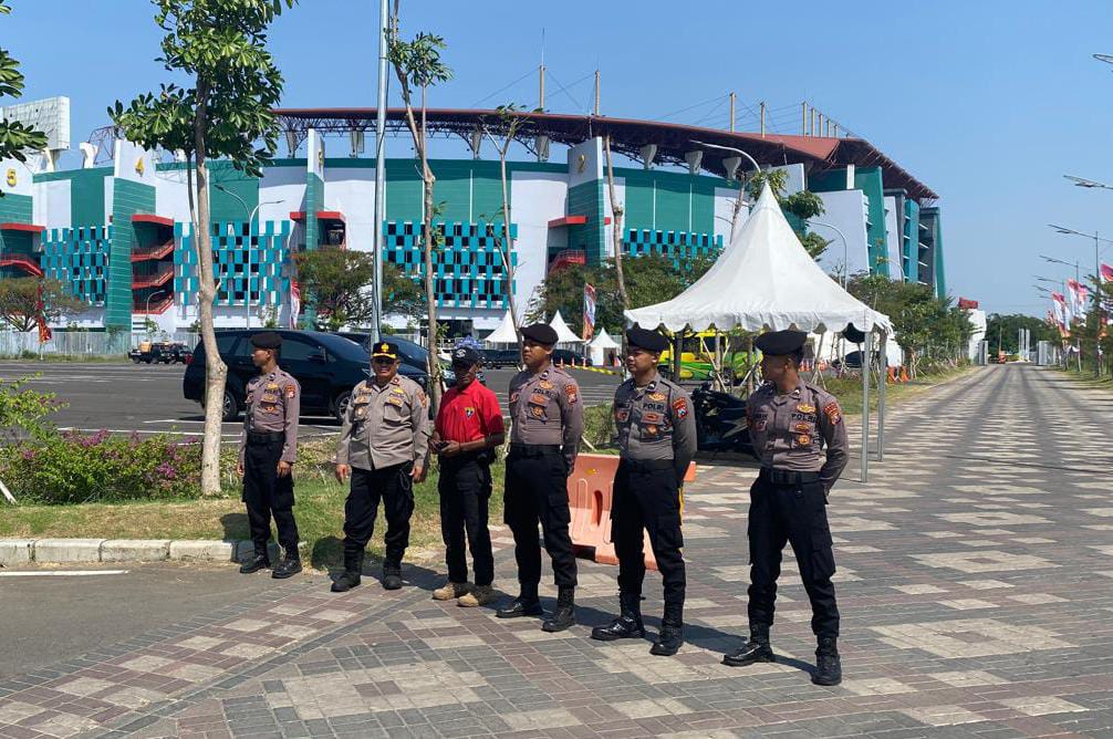 Personel Polsek Sukomanunggal Pengamanan Sepak Bola Malaysia vs Thailand di GBT