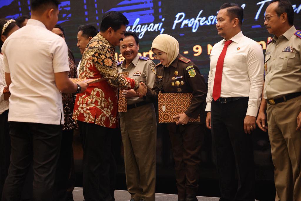 Kajati Jatim Terima Pin Emas Dan Penghargaan Dari Menteri ATR/BPN