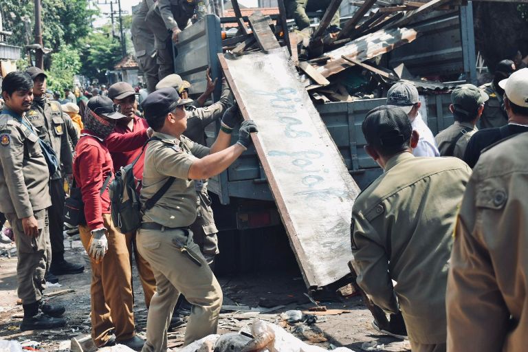 Pasar Tumpah Simo Katrungan Ditertibkan, Satpol PP Surabaya Bongkar Puluhan Lapak