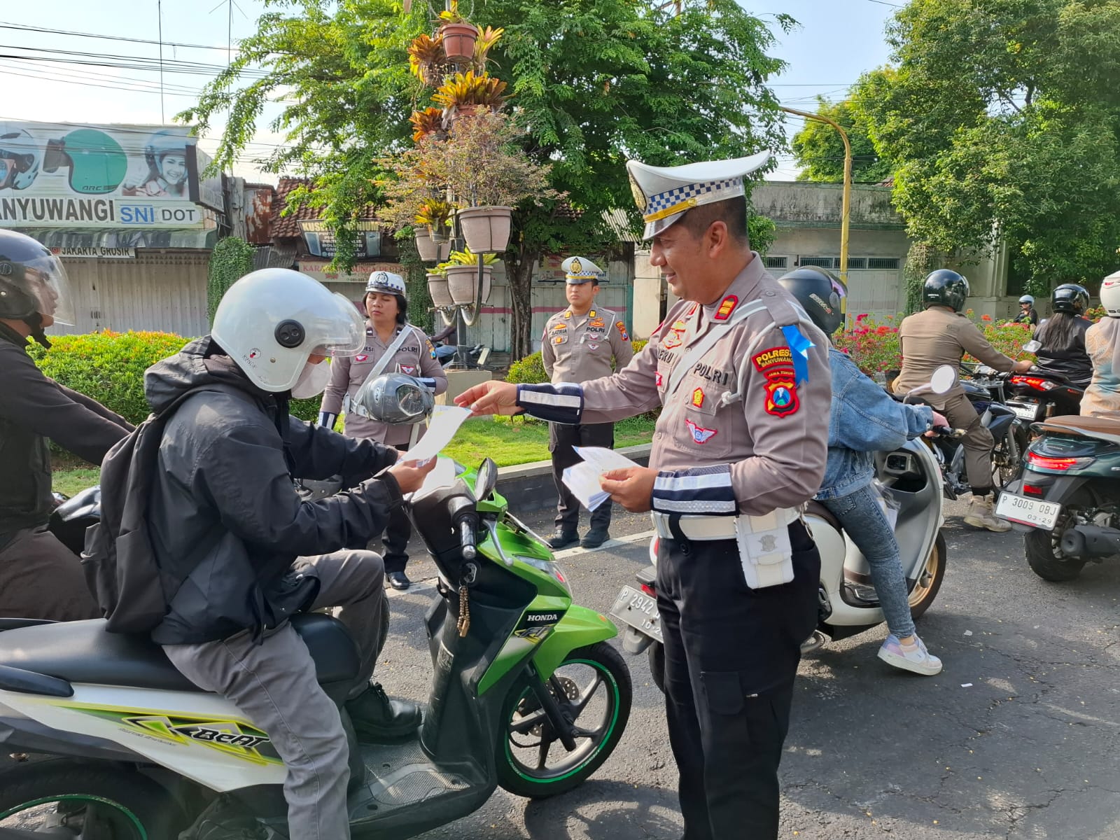 Satlantas Polresta Banyuwangi Gelar Kegiatan Tantu Pagelaran Lantas, Bagi-bagi Helm dan Edukasi Berlalu Lintas