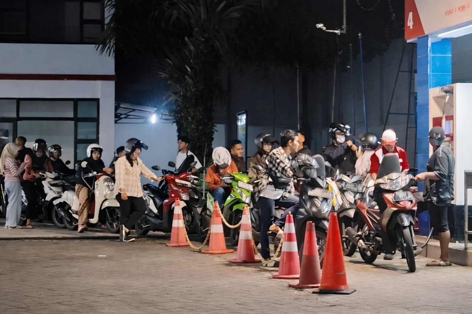 Jember Dihantui Kelangkaan BBM, Warga Geruduk SPBU hingga Tengah Malam