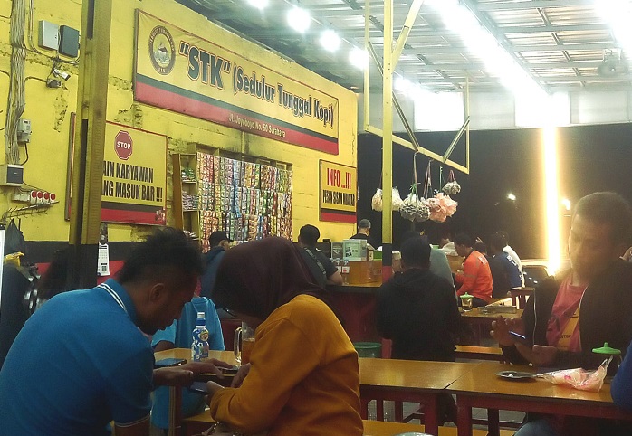 Warkop STK Surabaya, Ruang Tamu Publik Tempat Semua Orang Bertemu dan Berbagi Cerita