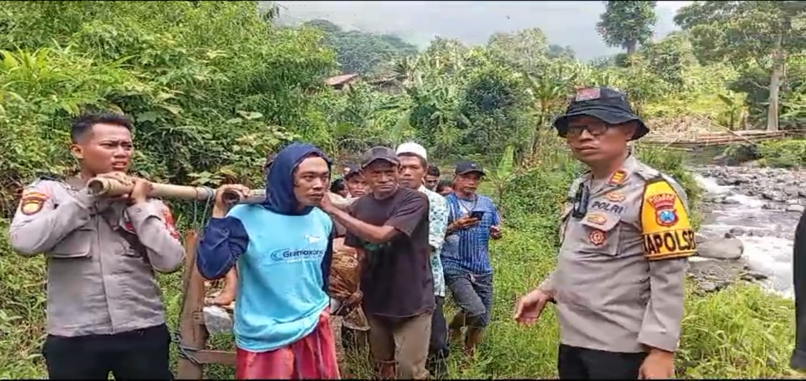 Personel Polsek Sukorambi Evakuasi Nenek Sulandri dari Hutan untuk Berobat