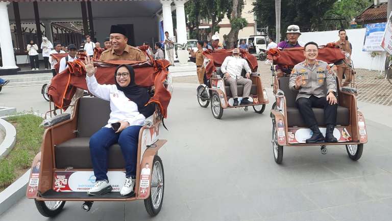 Bupati Situbondo dan Wakil Ketua GSN Jajal Becak Listrik Bantuan Presiden Prabowo
