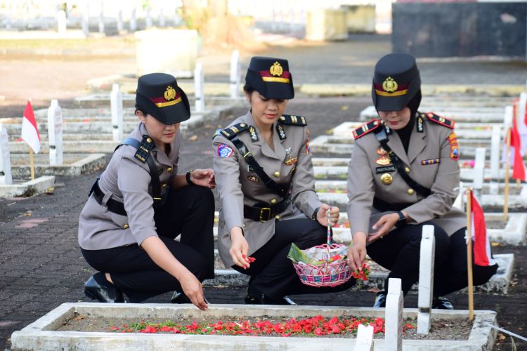 Jelang Hari Jadi Ke-77, Polwan Polresta Sidoarjo Ziarah ke Makam Pahlawan