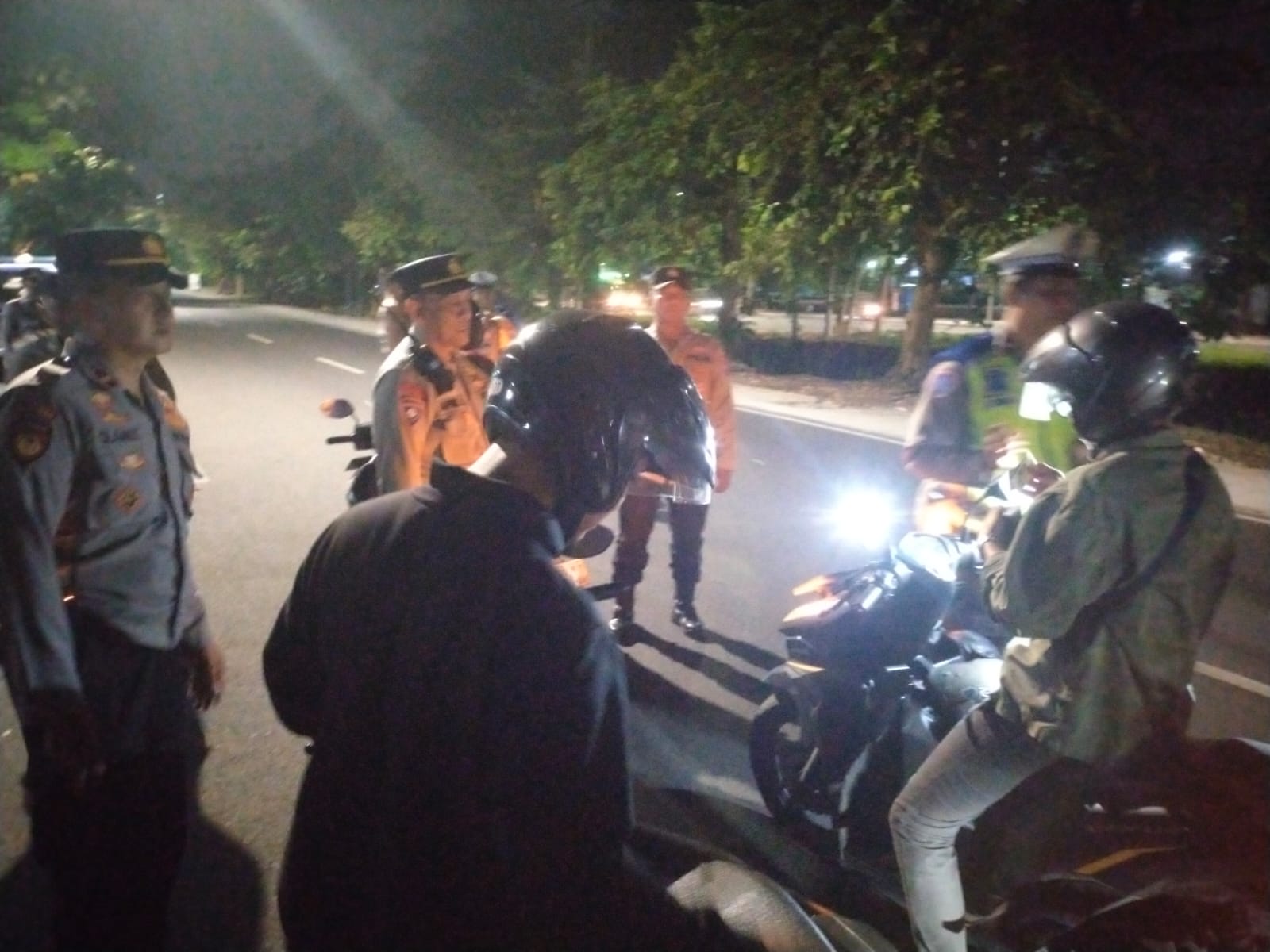 Polsek Wonocolo Periksa Ratusan Kendaraan dalam Operasi Gabungan  Rayon V