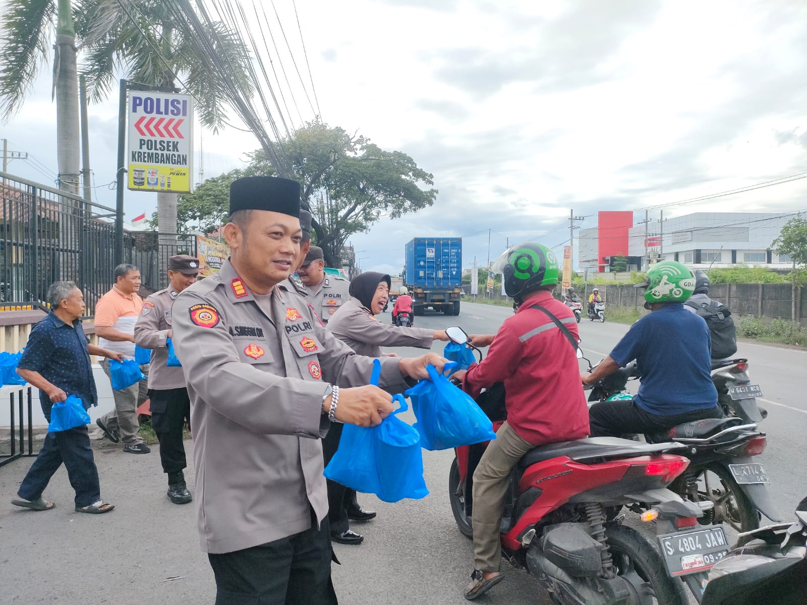 Polsek Krembangan Berbagi Takjil di Bulan Ramadan, Wujud Kepedulian kepada Masyarakat