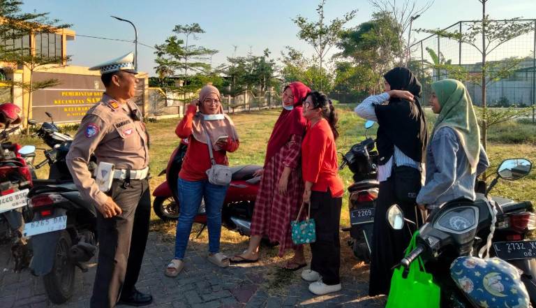Polsek Lakarsantri Edukasi Tertib Berlalulintas di SDN 2 Sambikerep Surabaya
