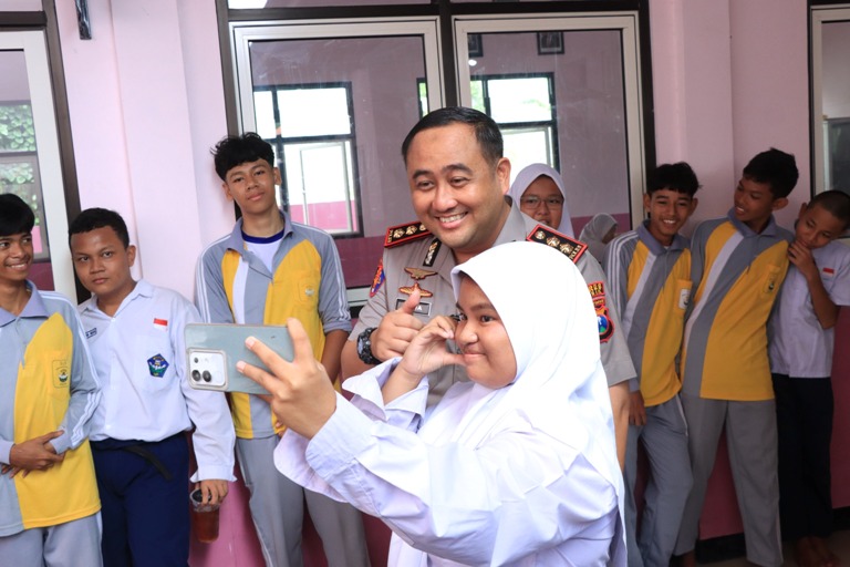 Kapolres Gresik Kunjungi SLB Kemala Bhayangkari 2, Beri Semangat Siswa Berkebutuhan Khusus