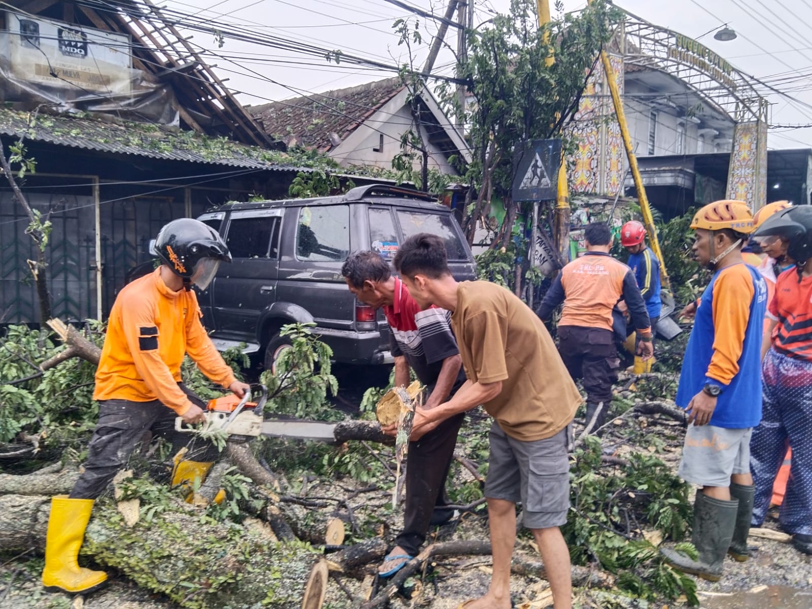 Wilayah Pakisaji Dilanda Puting Beliung, Dua Mobil Tertimpa Pohon 