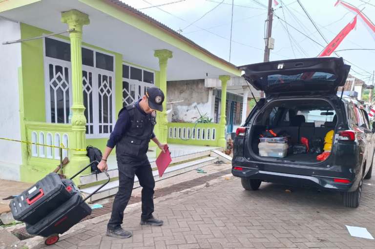 Bitlabfor Mabes Polri Bawa Barang Bukti Serpihan Ledakan Bondet di Pasuruan 