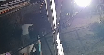 3 Pelaku Curanmor Terekam CCTV Dorong Pikap di Banjarsugihan