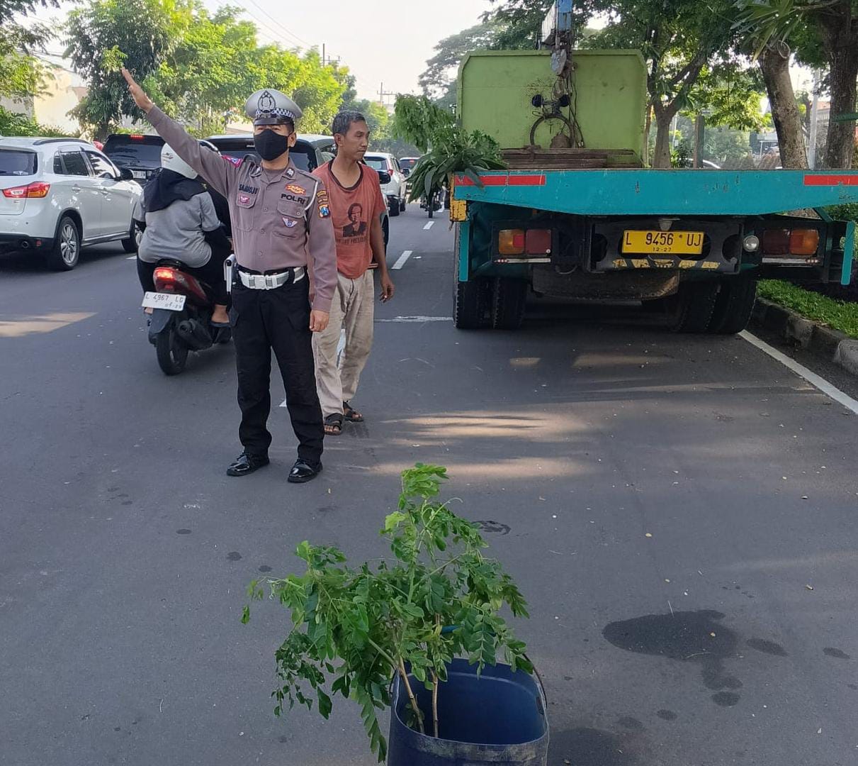 Truk Mogok di Jalan Ir. Soekarno, Polsek Rungkut Sigap Atasi Kemacetan