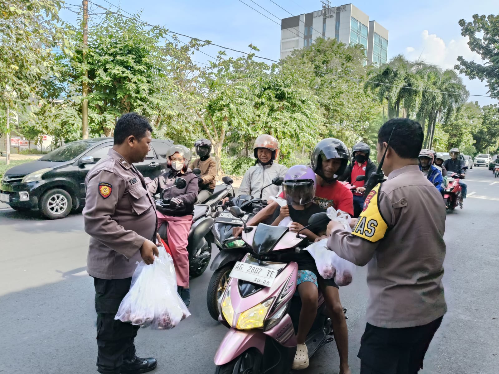 Polsek Wonocolo Bagikan Daging Kurban ke Pengguna Jalan di Jemursari
