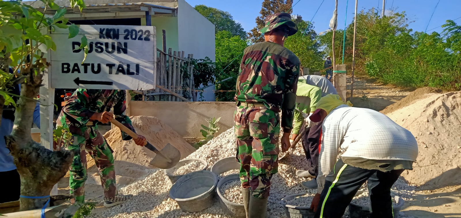 Gotong Royong Bersama Warga Dilaksanakan Satgas TMMD 121 Kodim 0827/Sumenep