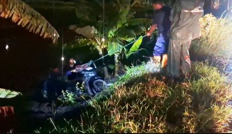  Jalan Berlubang Bikin Pemotor Terperosok ke Sawah, DPUTR Gresik Siapkan Perbaikan