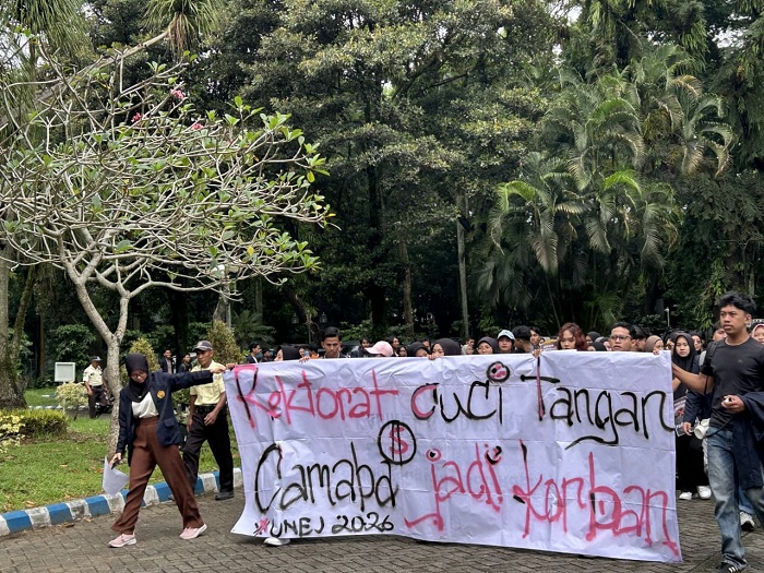 Ratusan Mahasiswa Unej  Geruduk Rektorat Tuntut Audit Total UKT