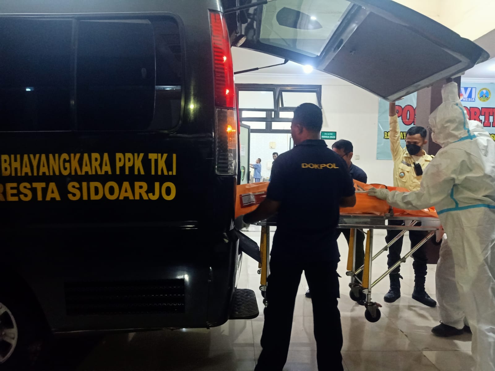 Ambulans Poliklinik Polresta Sidoarjo Turut Bawa Korban Meninggal Dunia dari Ponpes Al Khoziny