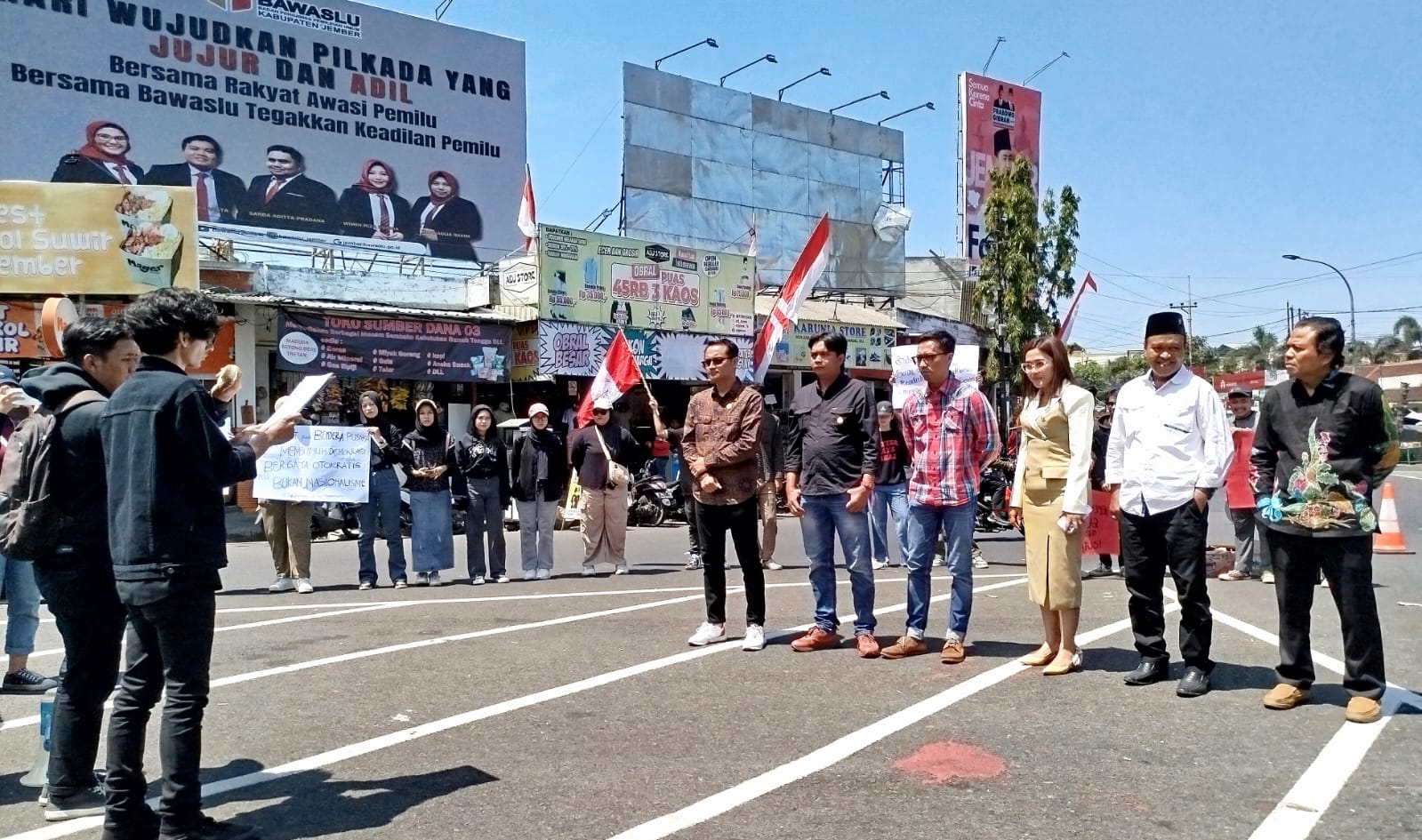 Hari Pertama Masuk Kantor, 6 Anggota DPRD Jember Temui Demonstran Kawal Putusan MK