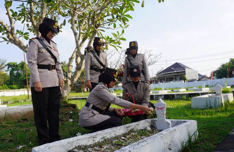 Jelang Puncak HUT ke-77 Polwan, Komunitas Polisi Wanita Polres Bangkalan Gelar Upacara dan Tabur Bunga di TMP