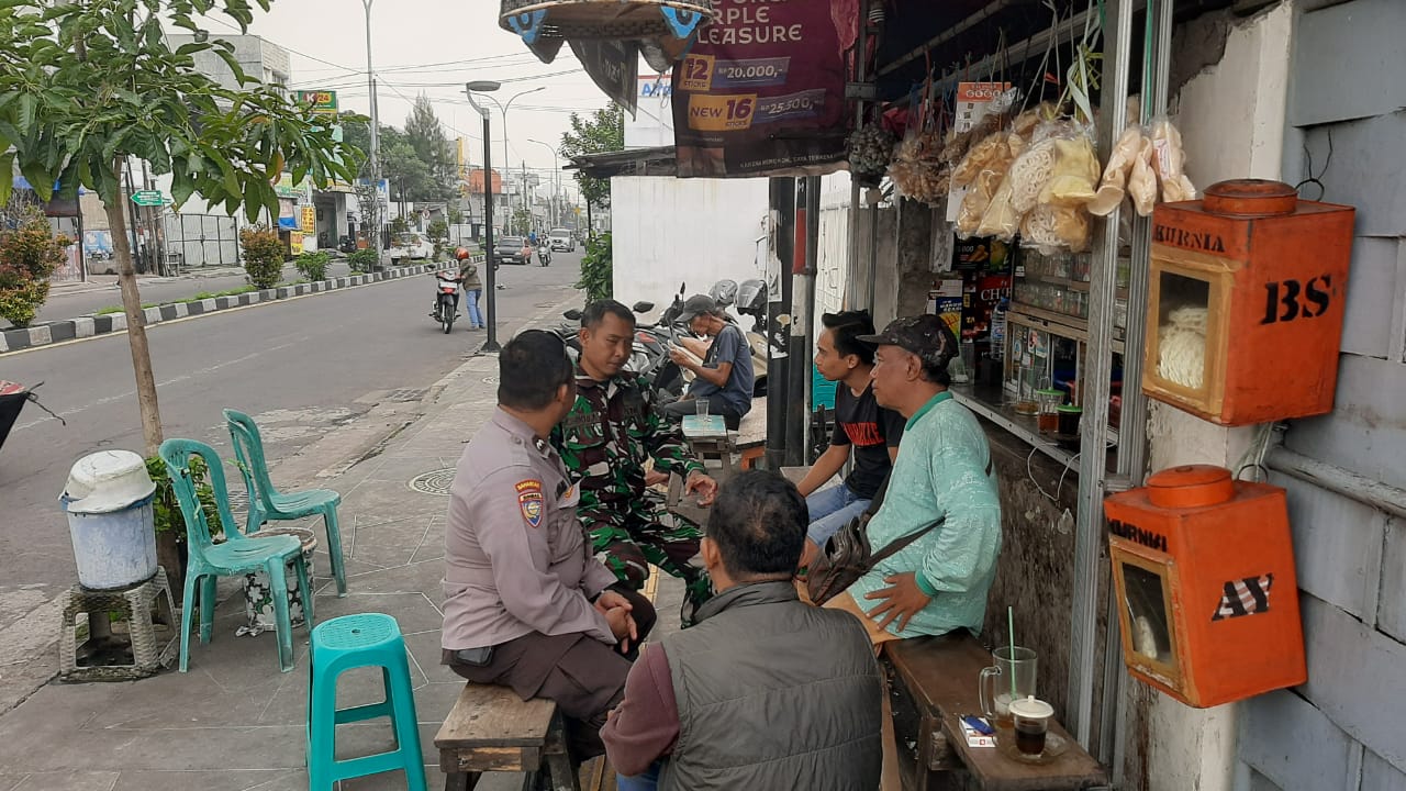 Polsek Simokerto Sambangi Warga Kapasari, Tekankan Waspada Curanmor dan Kenakalan Remaja