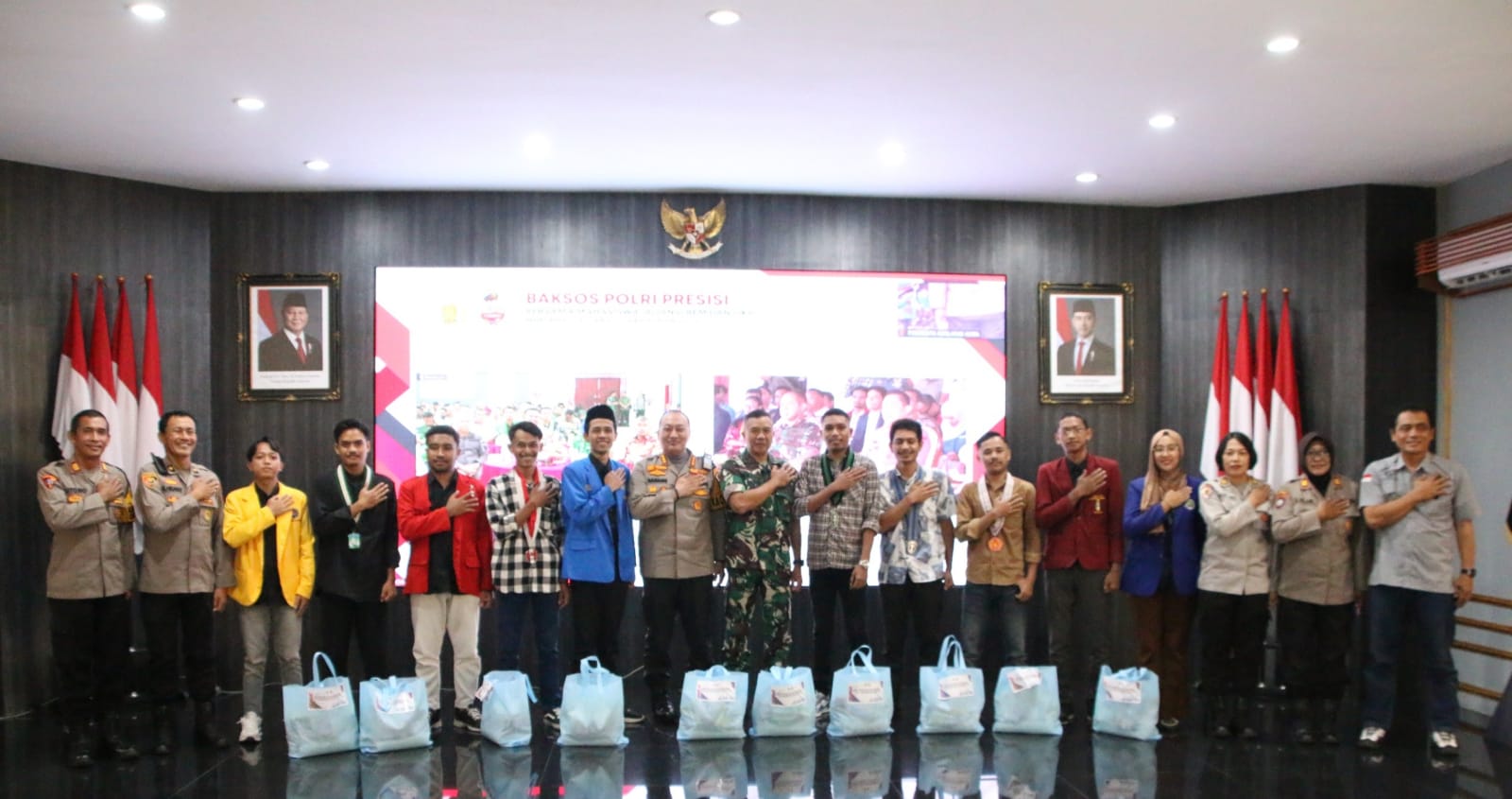 Kapolresta Malang Kota Serahkan Bansos Presisi ke Mahasiswa