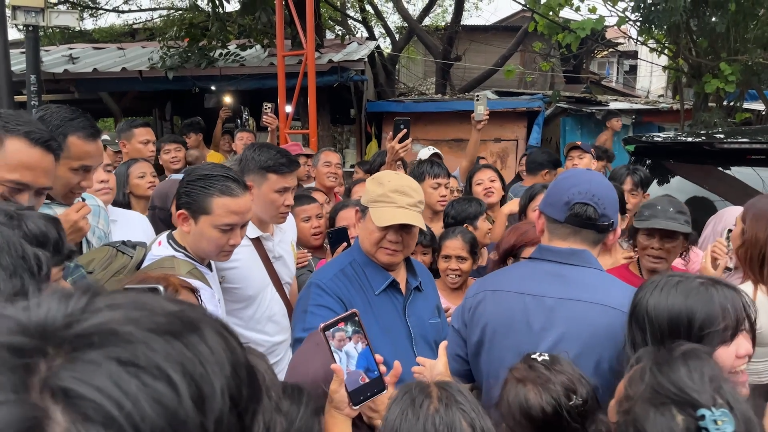Prabowo Tinjau Permukiman Bantaran Rel di Jakarta, Tekad Sediakan Hunian Layak