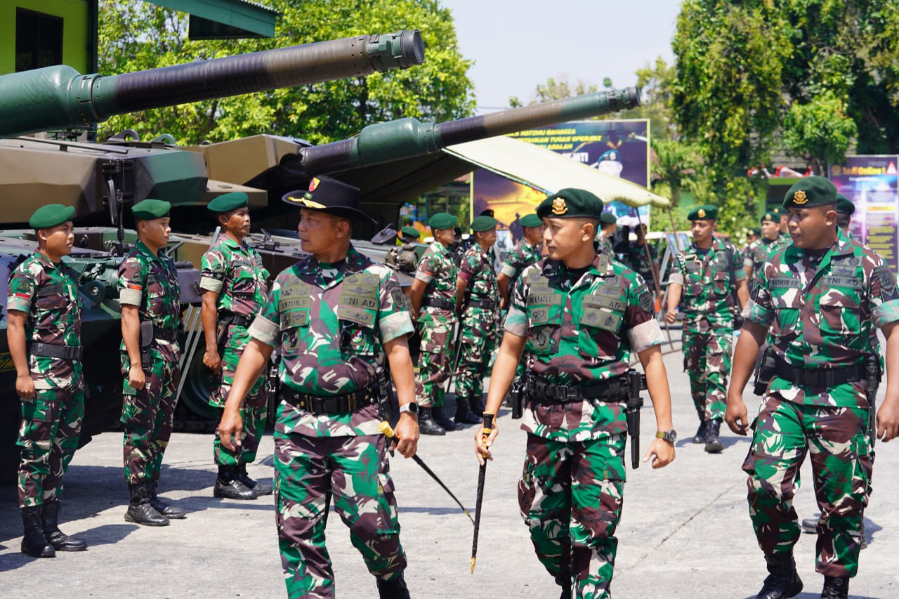 Pangdiv II Kostrad Cek Kesiapan Prajurit dan Alutsista Yonkav 8 Beji