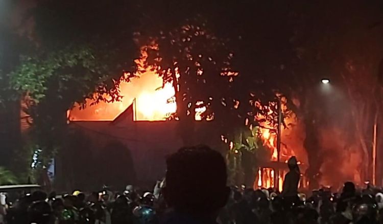 Gedung Grahadi Surabaya Dibakar Massa