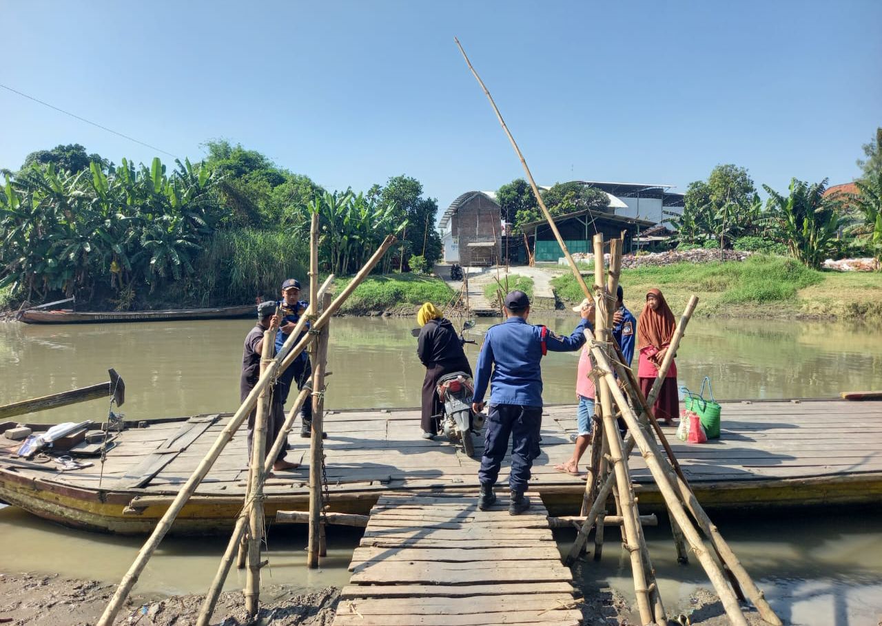 Penumpang Perahu Jatuh ke Sungai saat Menyeberang di Wringinanom Gresik, Satu Motor Tenggelam