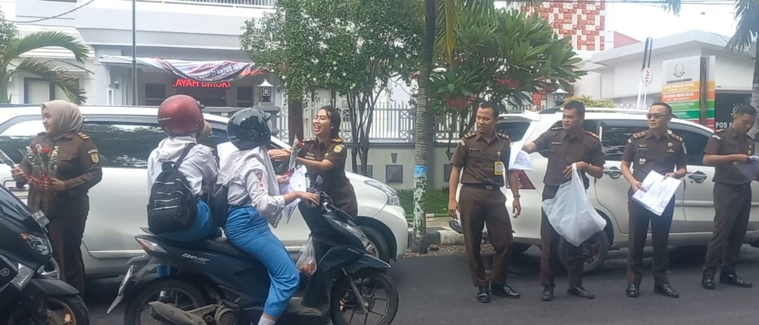 Peringati Hakordia, Kejari Lamongan Ajak Masyarakat Berantas Korupsi dengan Aksi Simpati Bagikan Bunga