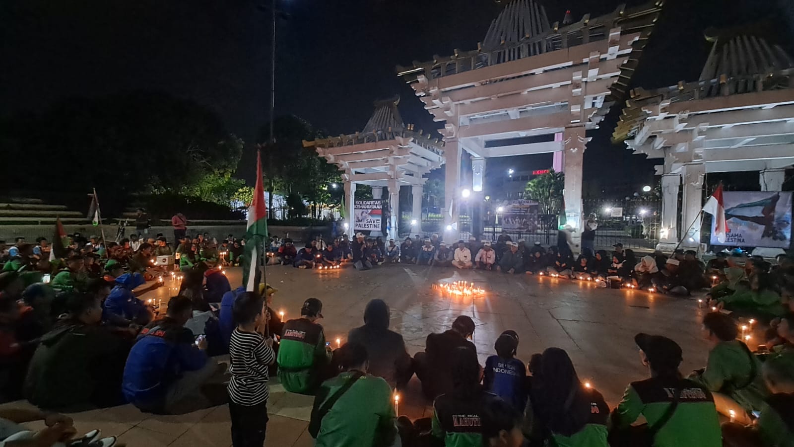 Ratusan Massa Berdoa dan Galang Donasi untuk Palestina di Tugu Pahlawan 