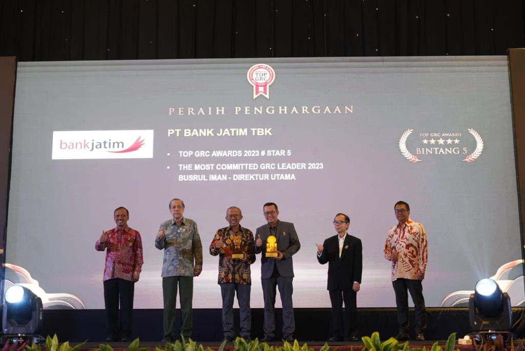 Bank Jatim Boyong Dua Penghargaan Sekaligus dalam Ajang TOP GRC Awards 2023 