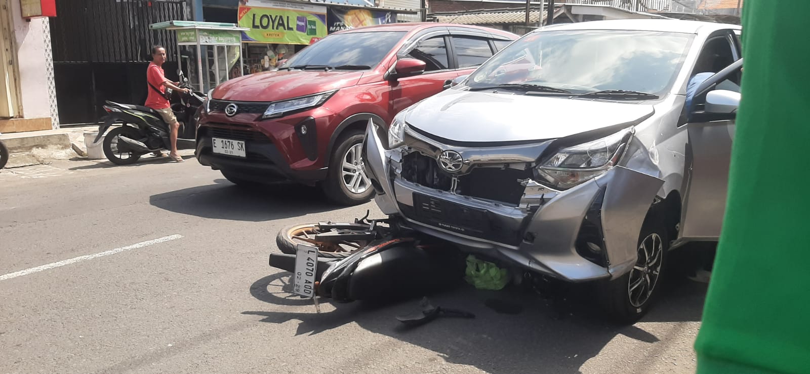 Toyota Calya Seruduk Motor dan Lapak Sayur di Kutisari, Satu Luka Parah