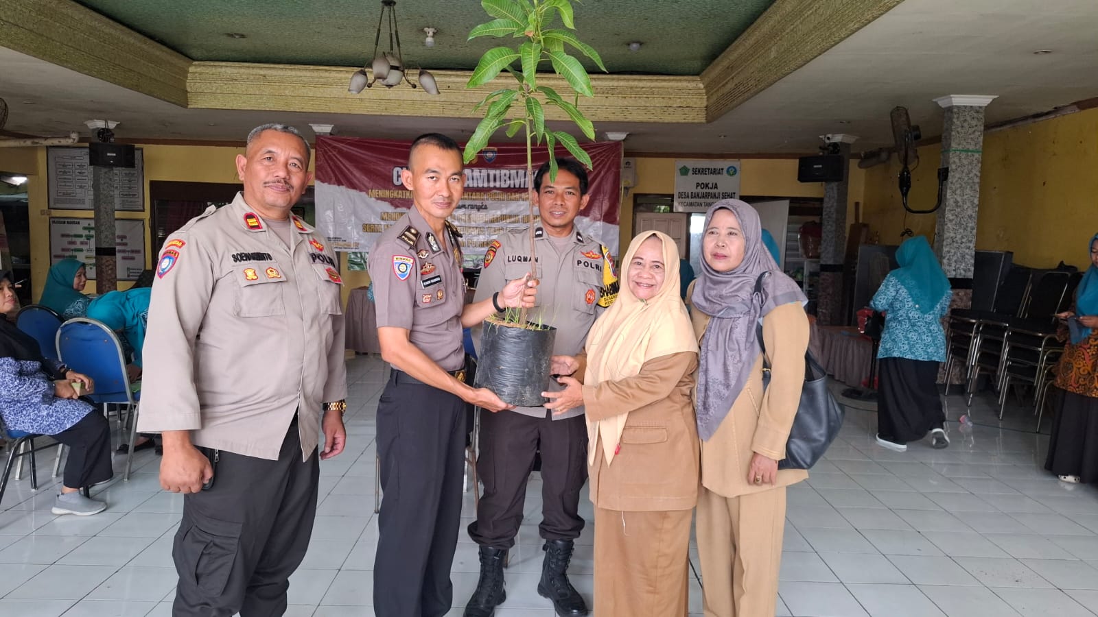 Satbinmas Polresta Sidoarjo Gencarkan Green Policing di Desa Banjar Panji