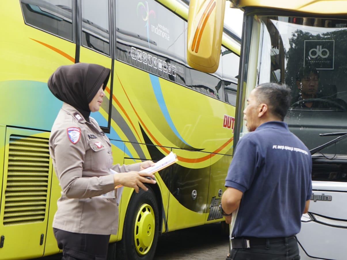 Jelang Nataru, Satlantas Polres Pasuruan Inspeksi Bus Pastikan Armada Laik Jalan