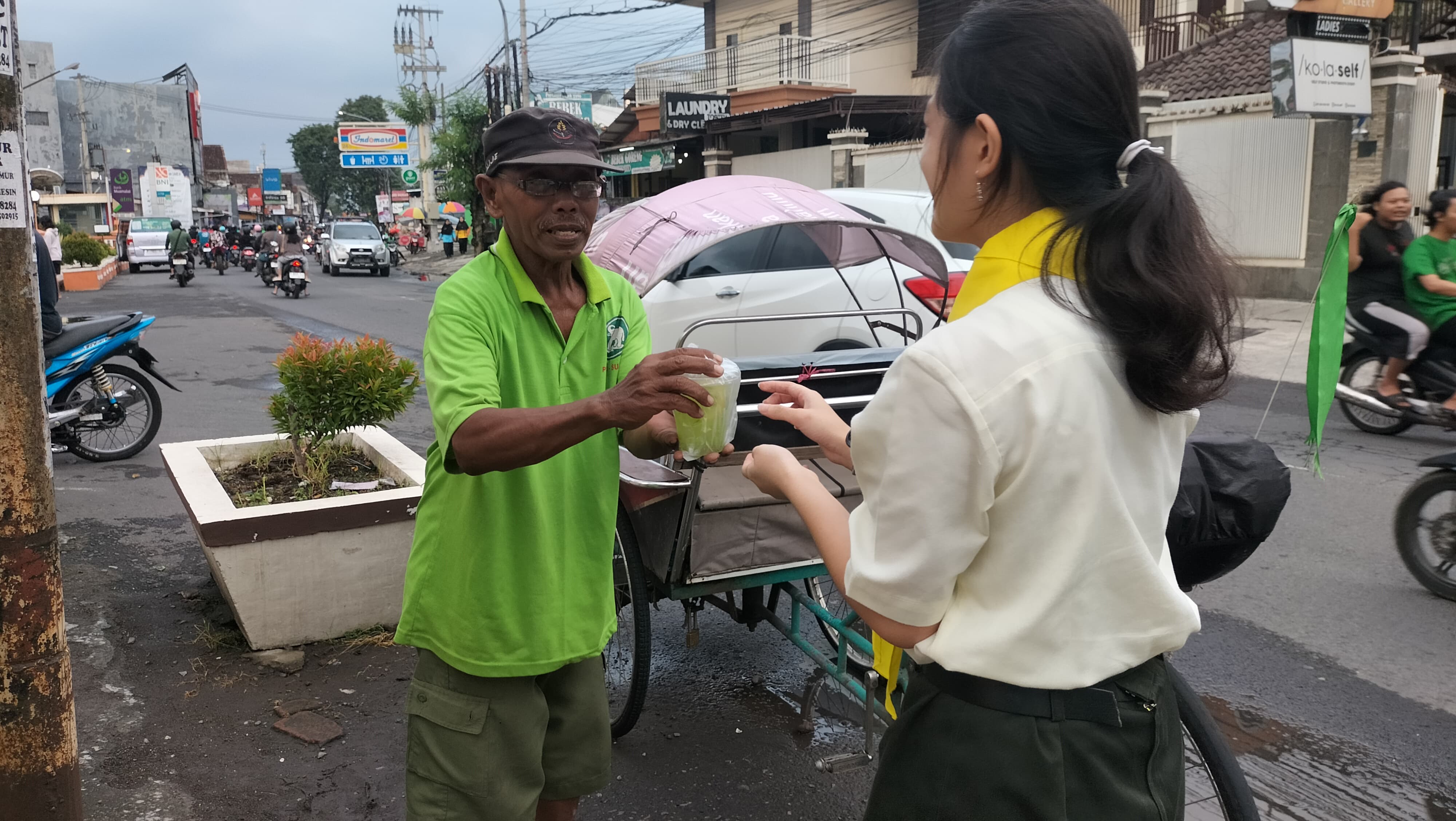 Jaga Toleransi Umat Beragama, PMR Wira SMAK Santo Paulus Jember Berbagi Takjil