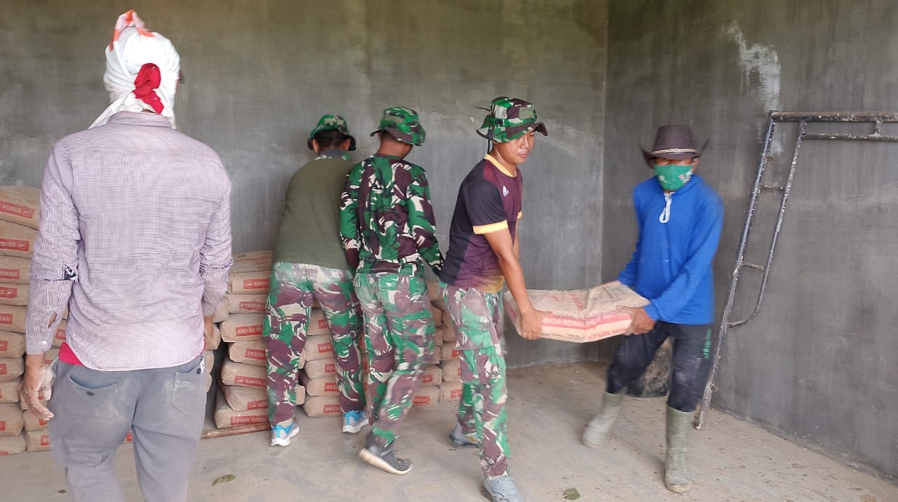 Warga Bersama TNI Mengangkat Material Semen TMMD ke 121 Kodim 0827/Sumenep