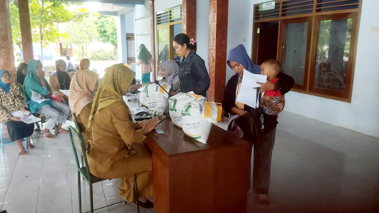 Ratusan KPM Desa Babatan Terima Bantuan Pangan Beras 20 Kg