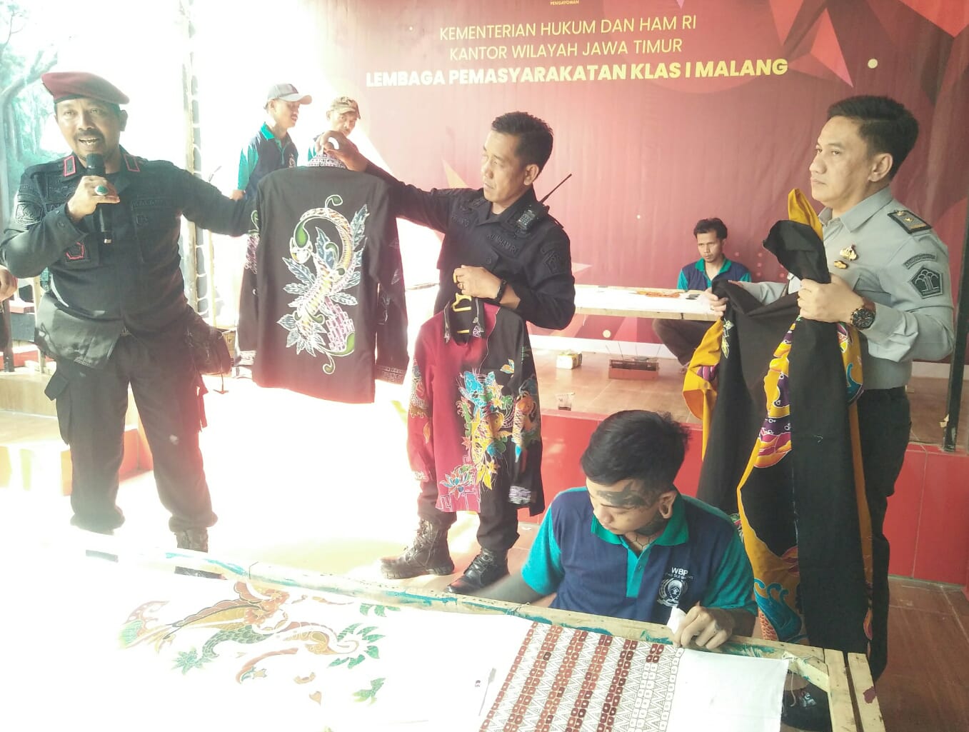 Warga Binaan Lembaga Pemasyarakatan Kelas I Malang Produksi Batik Tulis