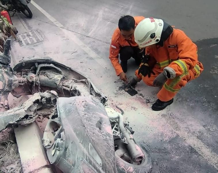 Vespa Siswa SMA Bhayangkari Terbakar di Gunung Anyar, Diduga Korsleting