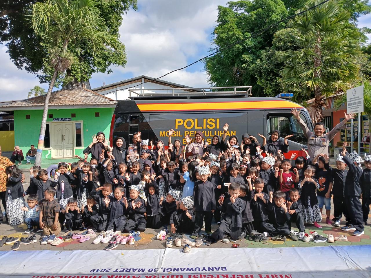 Polresta Banyuwangi Edukasi Siswa TK Anti-Bullying Lewat Wayang Golek