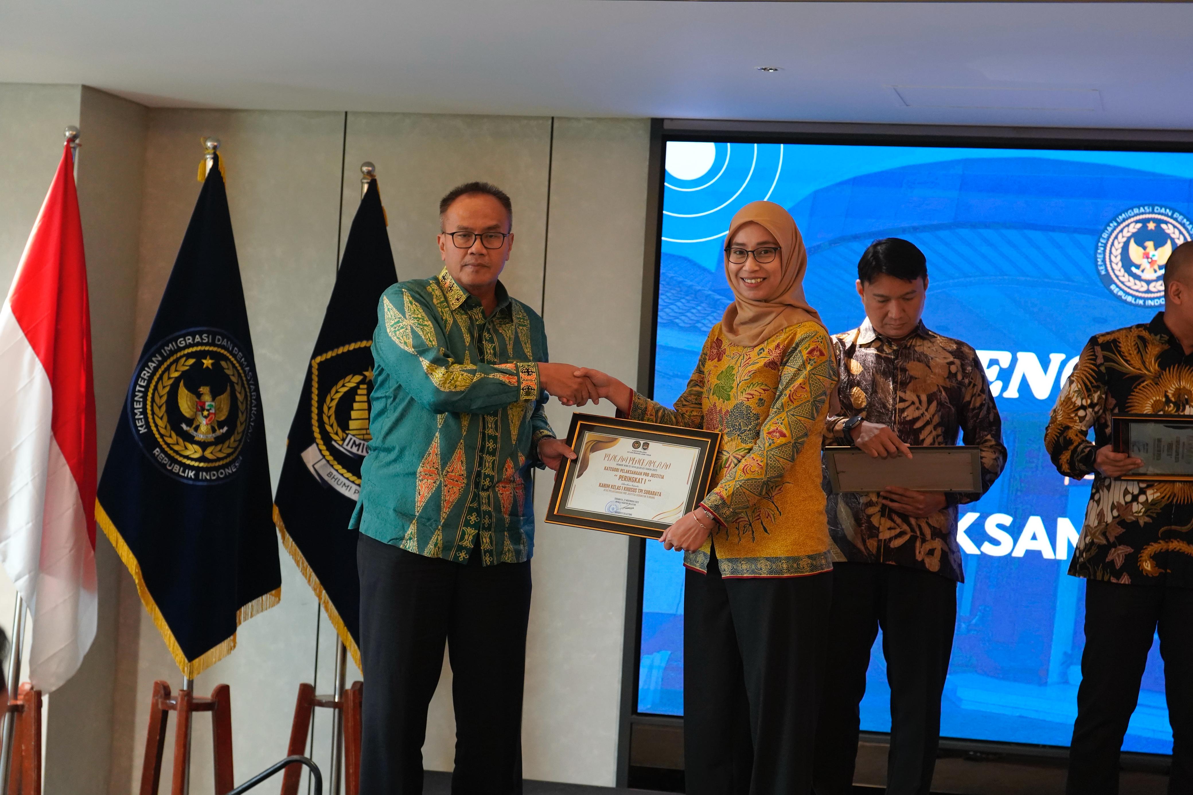Imigrasi Surabaya Borong Empat Penghargaan Kinerja Terbaik pada Evaluasi Capaian Kinerja TA 2025