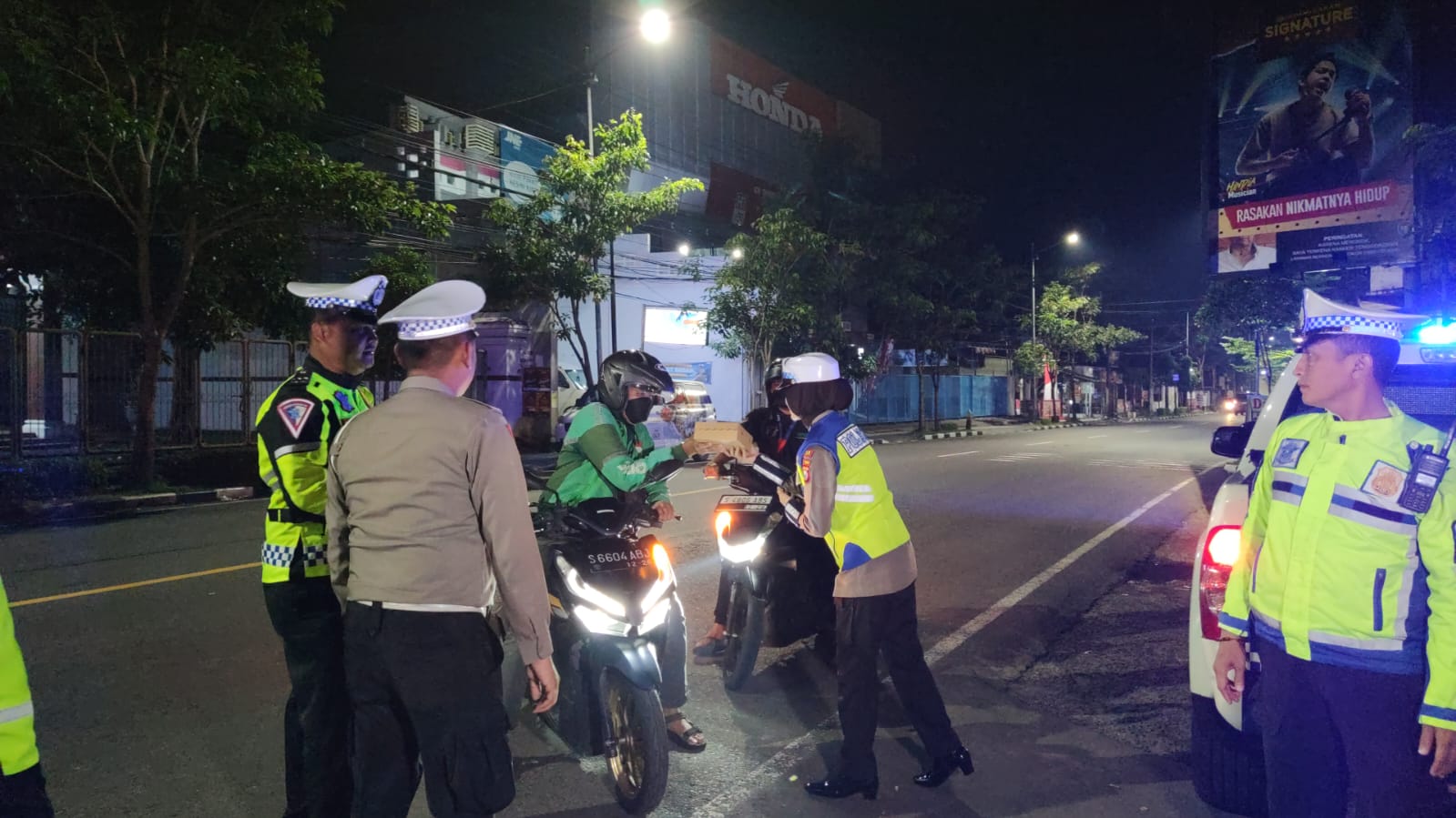 Patroli Sahur, Satlantas Polres Bojonegoro Bagikan Nasi Kotak