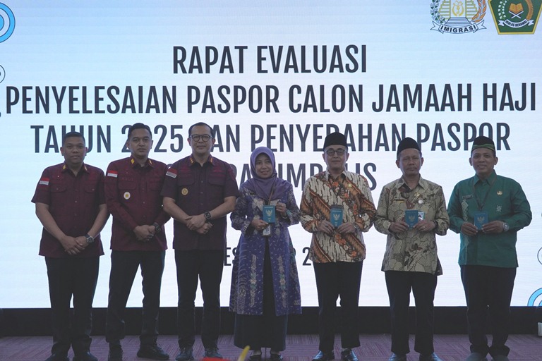 Kanim Tanjung Perak Gelar Rapat Evaluasi dan Penyerahan Paspor Secara Simbolis CJH Tahun 1446 H/2025 M